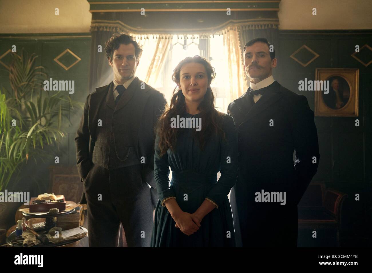 Henry Cavill, Millie Bobby Brown, Sam Claflin, 'Enola Holmes' (2020) Credit: Robert Viglaski / Netflix / The Hollywood Archive Stockfoto