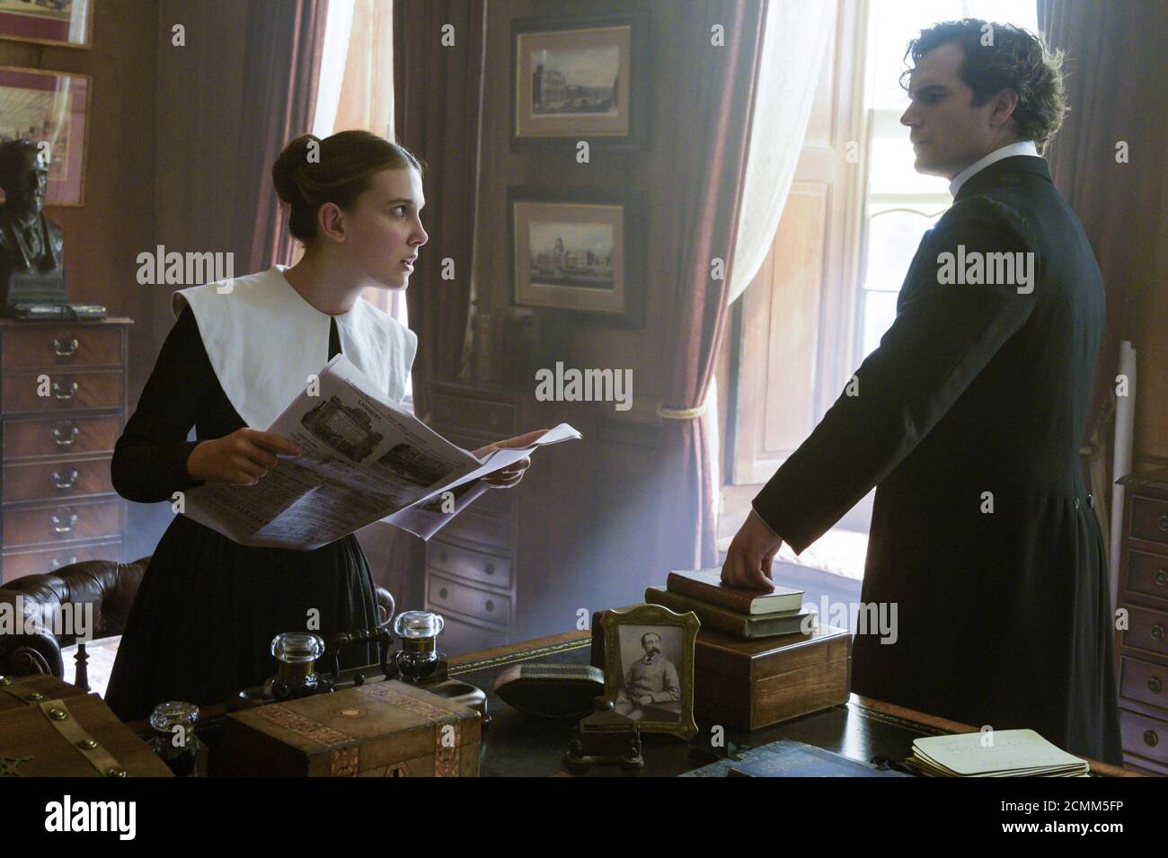 Millie Bobby Brown, Henry Cavill, 'Enola Holmes' (2020) Quelle: Alex Bailey / Netflix / The Hollywood Archive Stockfoto