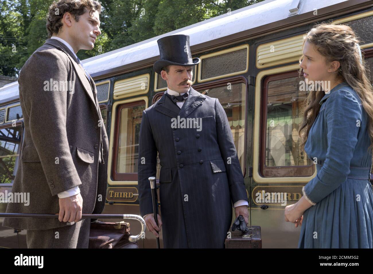 Henry Cavill, Sam Claflin, Millie Bobby Brown, 'Enola Holmes' (2020) Credit: Alex Bailey / Netflix / The Hollywood Archive Stockfoto
