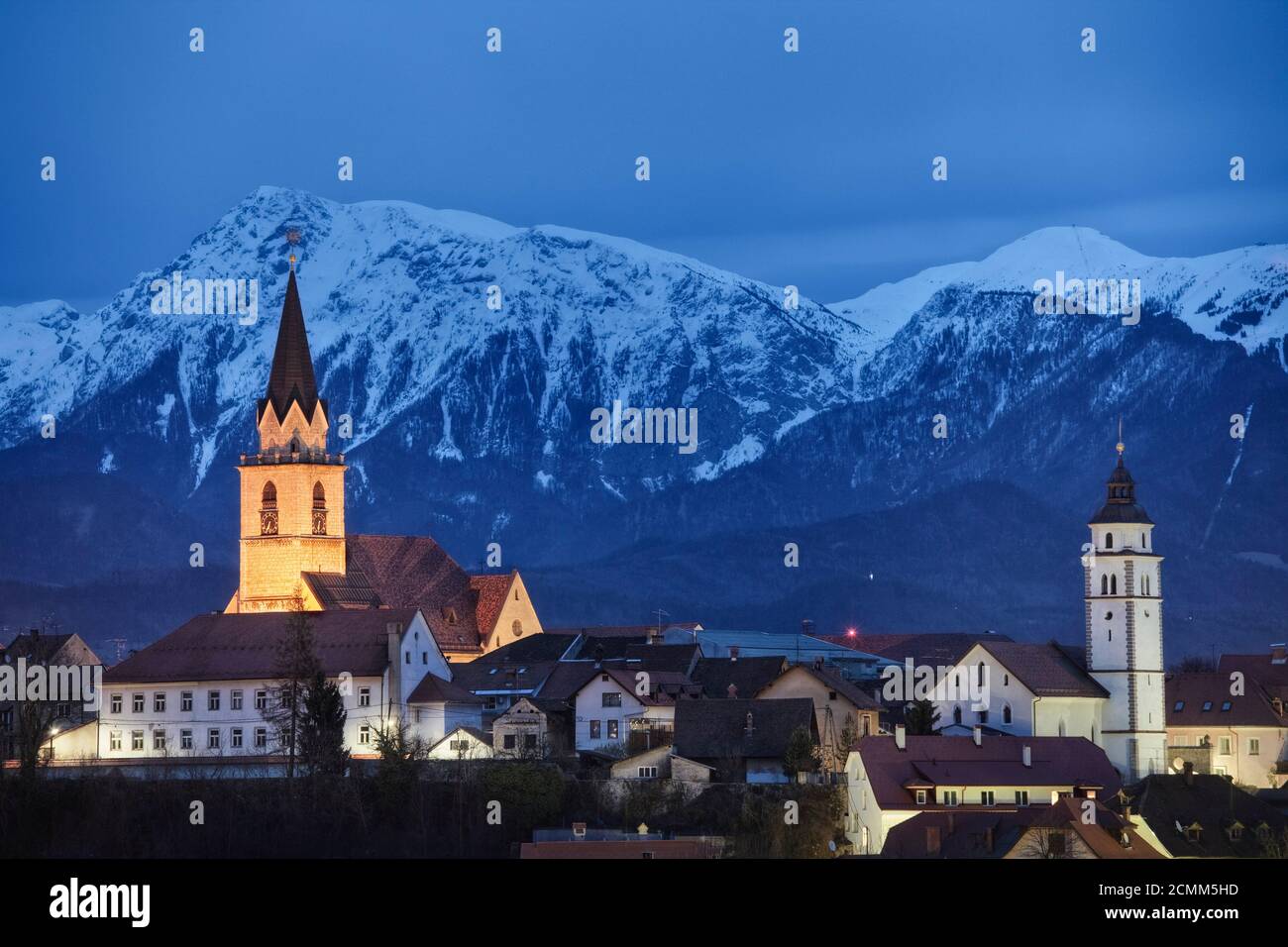 Kranj in der Abenddämmerung mit den Kamnik Alpen jenseits, Slowenien Stockfoto
