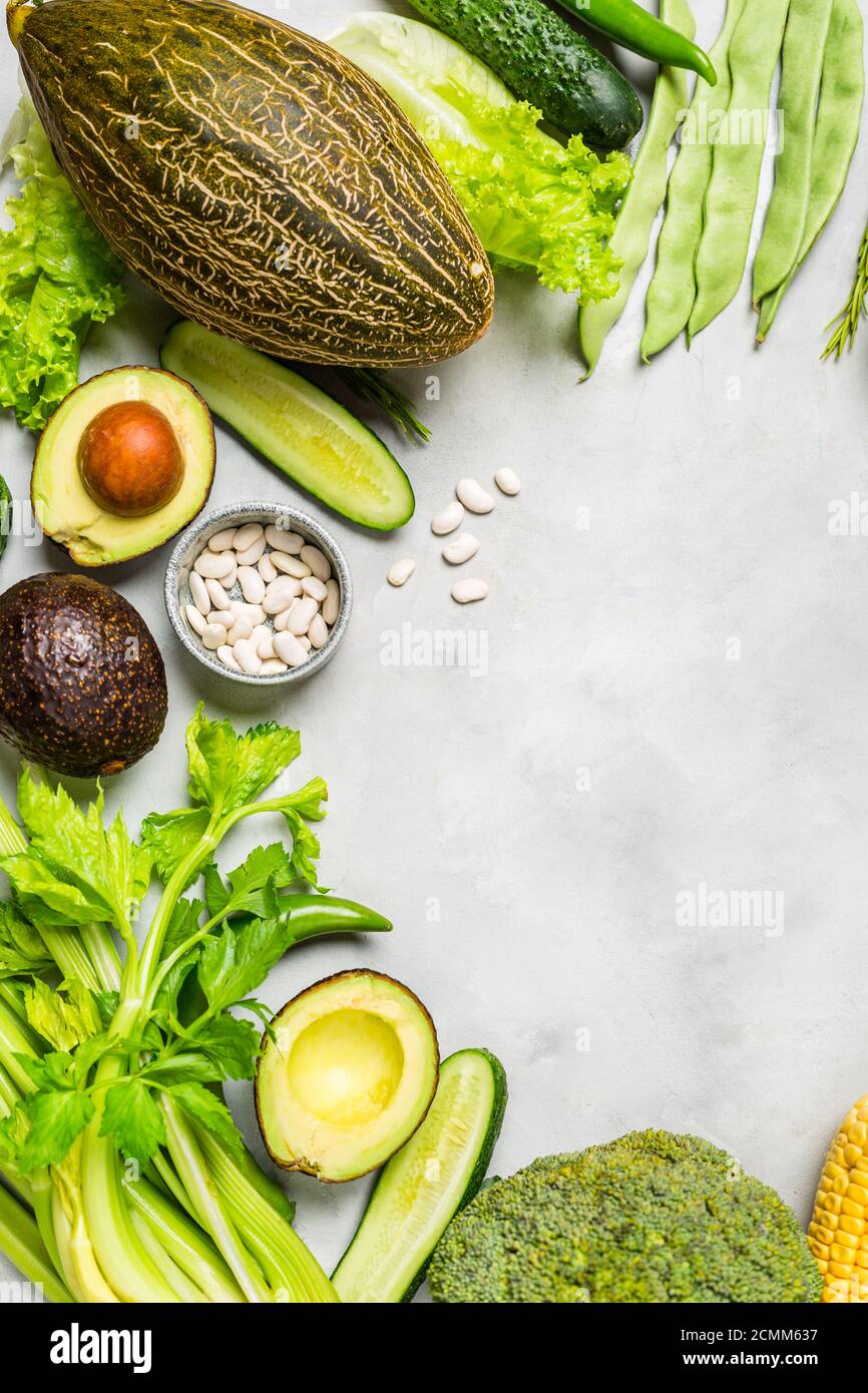 Speiserahmen. Frisches grünes Gemüse. Speicherplatz kopieren Stockfoto