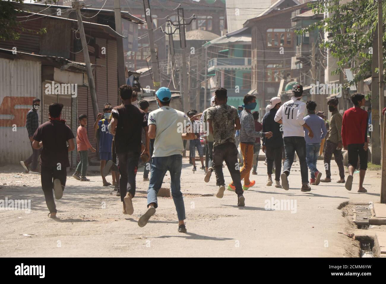 Indien. September 2020. Demonstranten, die als Sicherheitskräfte (nicht im Rahmen) laufen, verfolgen sie bei Zusammenstößen im Batmaloo-Gebiet von Sinagar. Es kam zu einer Begegnung zwischen Rebellen und Sicherheitskräften im Batmaloo-Gebiet von srinagar, bei der 3 Rebellen und Frauen getötet und 2 Sicherheitskräfte verletzt wurden. (Foto von Muhammad Manan/Pacific Press/Sipa USA) Quelle: SIPA USA/Alamy Live News Stockfoto