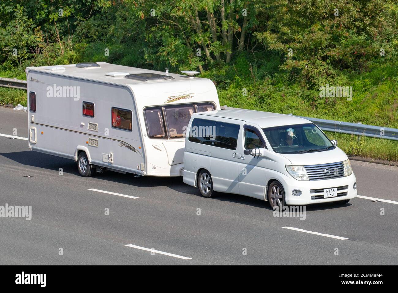 Wohnwagen und Wohnmobile, Wohnmobil auf den Straßen Großbritanniens, Wohnmobil, Familienurlaub, Caravanette Urlaub, Touring Caravan Urlaub, van Umbauten, Vanagon autohome, Leben auf der Straße, Stockfoto