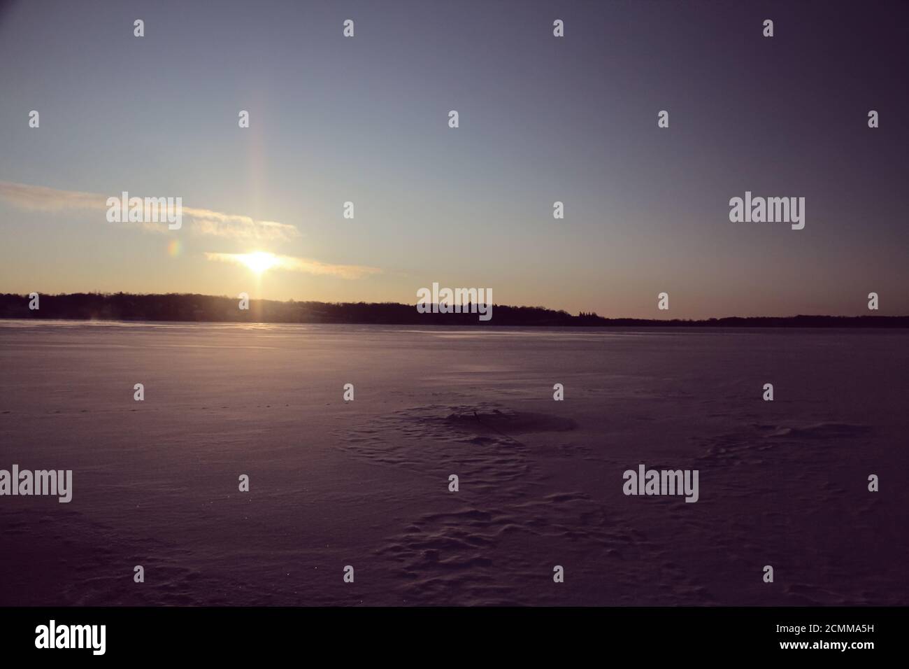 Sonnenaufgang über dem gefrorenen Genfersee in Wisconsin, IL Stockfoto