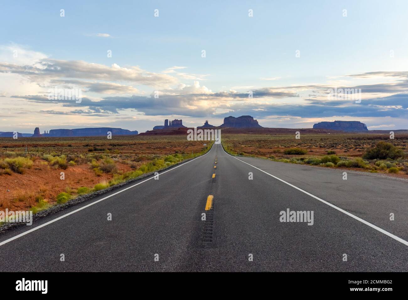 Monument Valley Arizona / Utah Wüstenlandschaft mit Fluchtperspektive autobahn Stockfoto