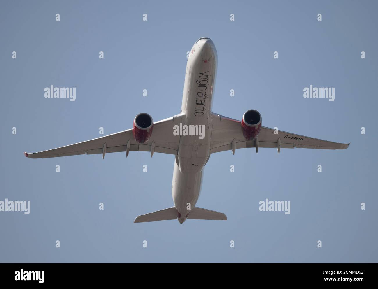 Flughafen Heathrow, London, Großbritannien. 17. September 2020. Als Folge der Coronavirus-Pandemie des Heathrow-Berichts vom August 2020 war die Passagiernachfrage im August 2019 um 81.5% niedriger, während die Zahl der nordamerikanischen Fluggäste im gleichen Zeitraum um 95% gesunken war. Bild: Flugzeuge starten an einem heißen Septembertag, Virgin Atlantic Airbus A350 nach Mailand. Quelle: Malcolm Park/Alamy Live News. Stockfoto