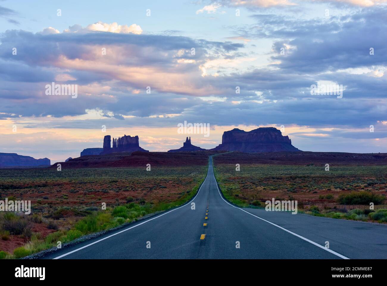 Monument Valley Arizona / Utah Wüstenlandschaft mit Fluchtperspektive der Autobahn in ferne Landschaft. Stockfoto