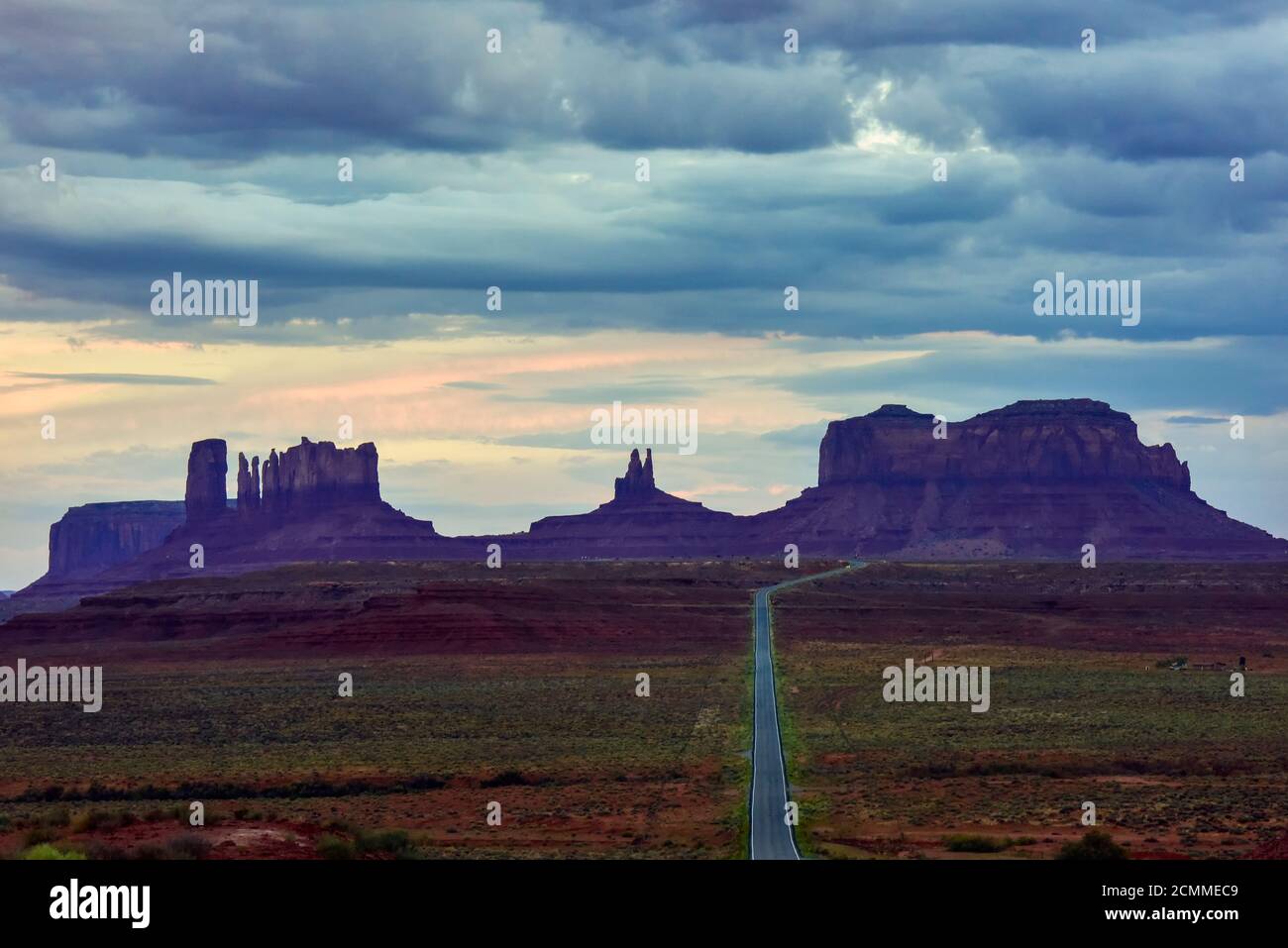 Monument Valley Arizona / Utah Wüstenlandschaft mit Fluchtperspektive der Autobahn in ferne Landschaft., Stockfoto