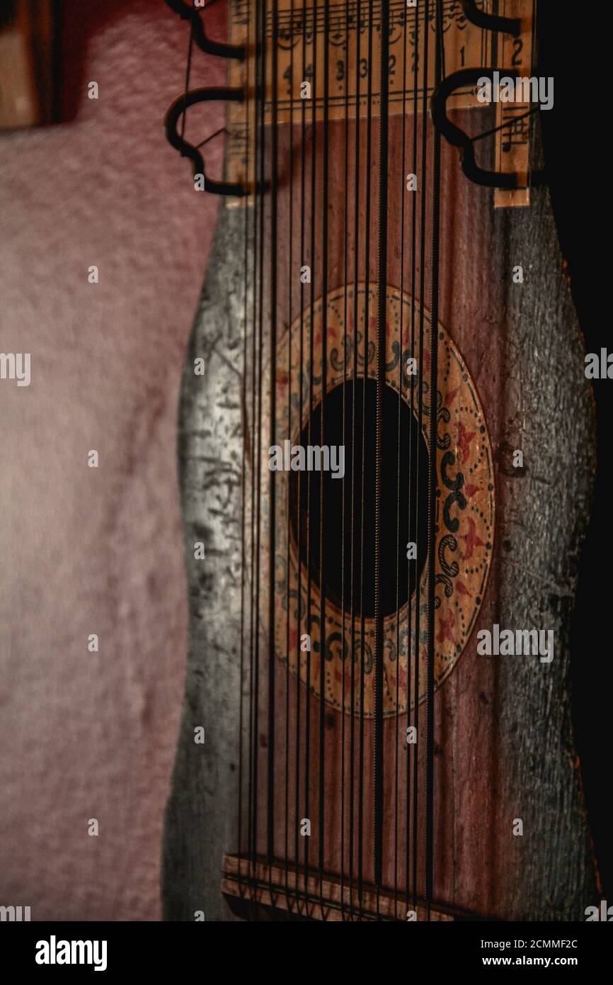 Nahaufnahme eines vintage, rostigen Ukelins, einem obskuren 12-saitigen Instrument Stockfoto