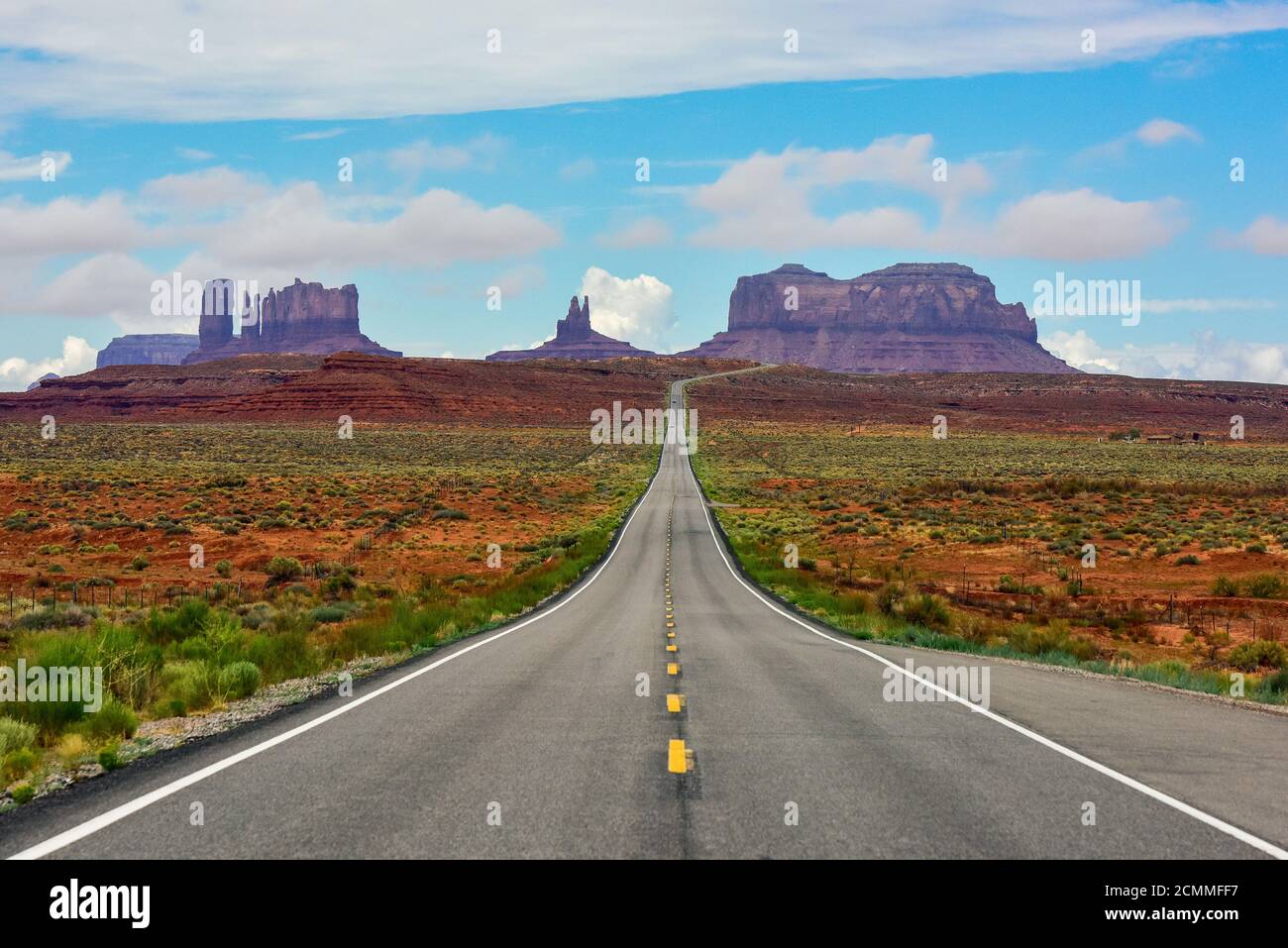 Monument Valley Arizona / Utah Wüstenlandschaft mit Fluchtperspektive der Autobahn in ferne Landschaft. Stockfoto