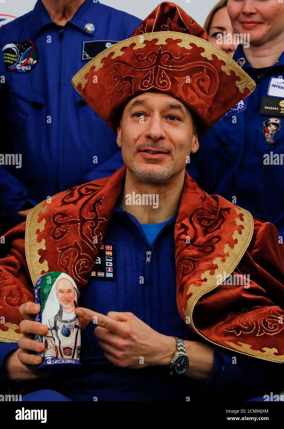 ESA-Astronaut Luca Parmitano, gekleidet in einer traditionellen  kasachischen Nationaltracht, hält eine russische traditionelle Holzpuppe  Matroschka, die ihn darstellt, während einer Pressekonferenz in einem  Flughafen von Karaganda, Kasachstan 6 ...
