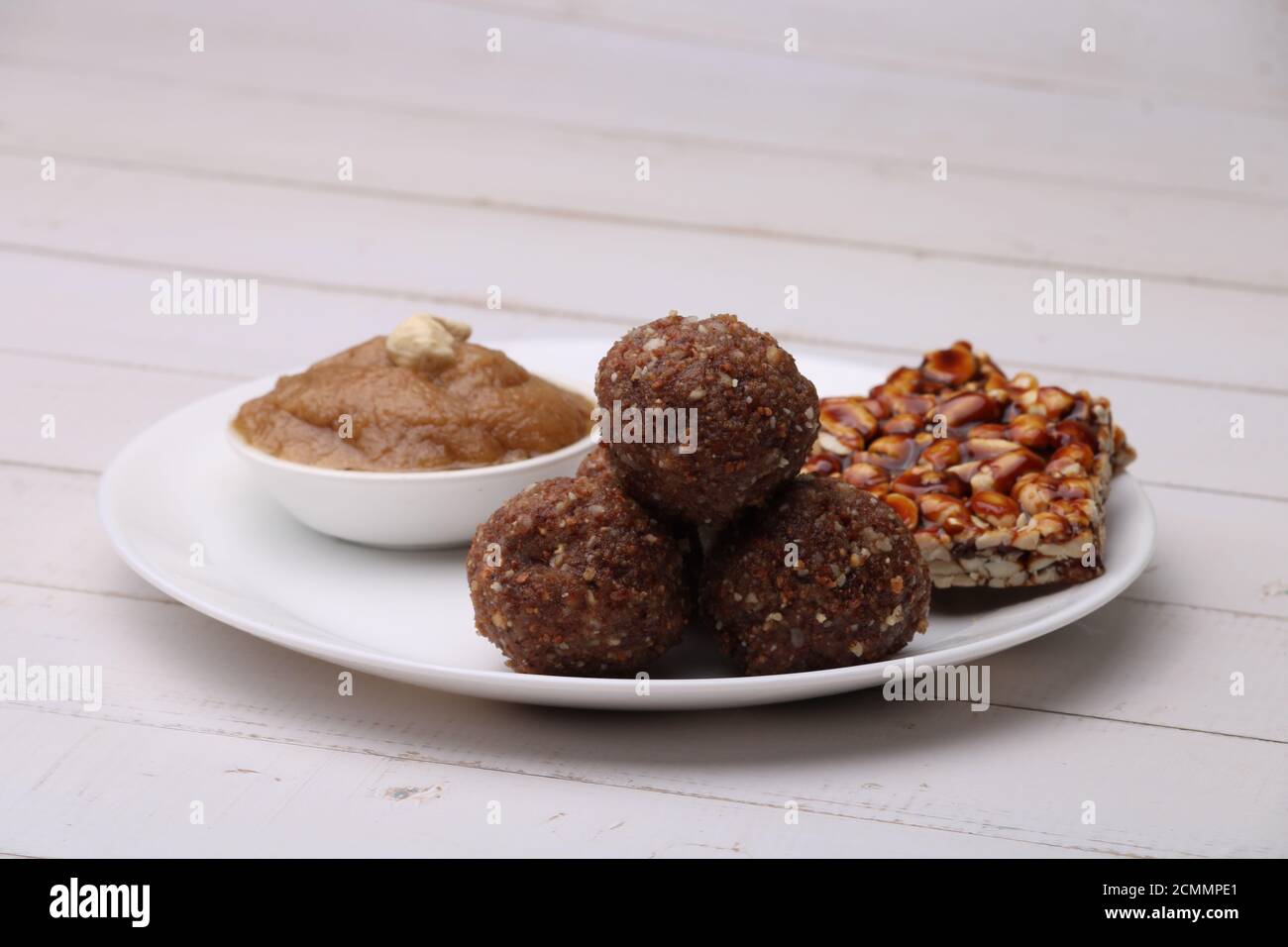 Navratri Upwas Süßigkeiten Lebensmittel-Platte Trockenobst laddu, Erdnuss Chikki oder Toffee und Sheera. Stockfoto