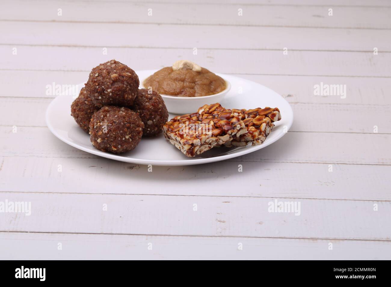 Navratri Upwas Süßigkeiten Lebensmittel-Platte Trockenobst laddu, Erdnuss Chikki oder Toffee und Sheera. Stockfoto