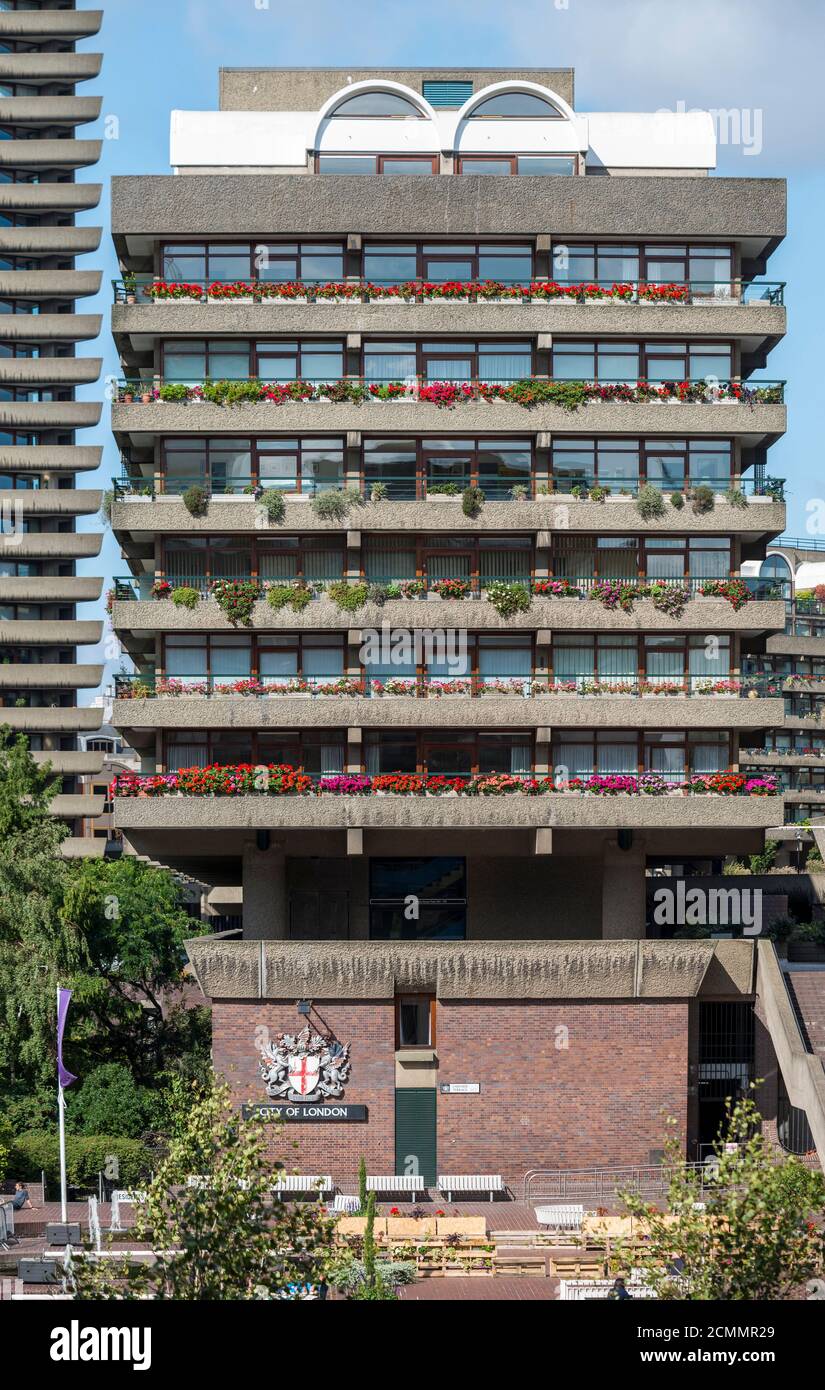 Vertikale Ansicht des Defoe House aus dem Osten. Barbican, London, Vereinigtes Königreich. Architekt: Chamberlin, Powell und Bon, 1969. Stockfoto