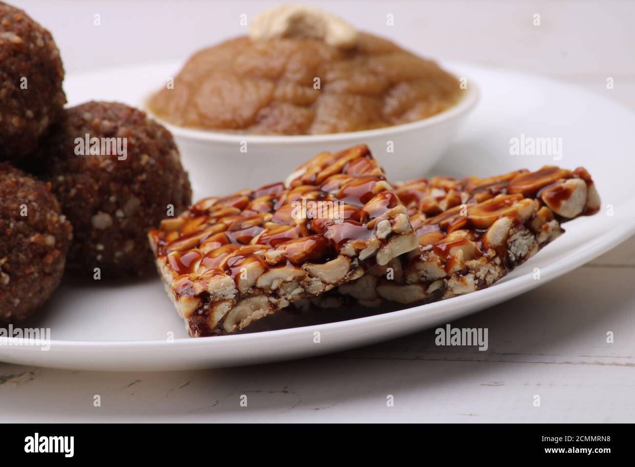Navratri Upwas Süßigkeiten Lebensmittel-Platte Trockenobst laddu, Erdnuss Chikki oder Toffee und Sheera. Stockfoto