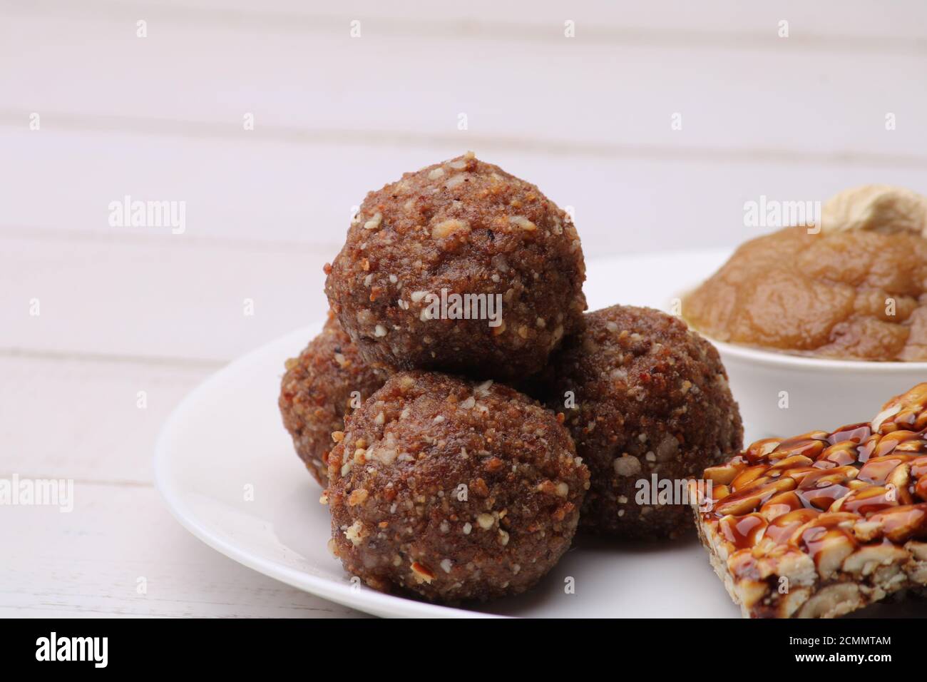 Navratri Upwas Süßigkeiten Lebensmittel-Platte Trockenobst laddu, Erdnuss Chikki oder Toffee und Sheera. Stockfoto
