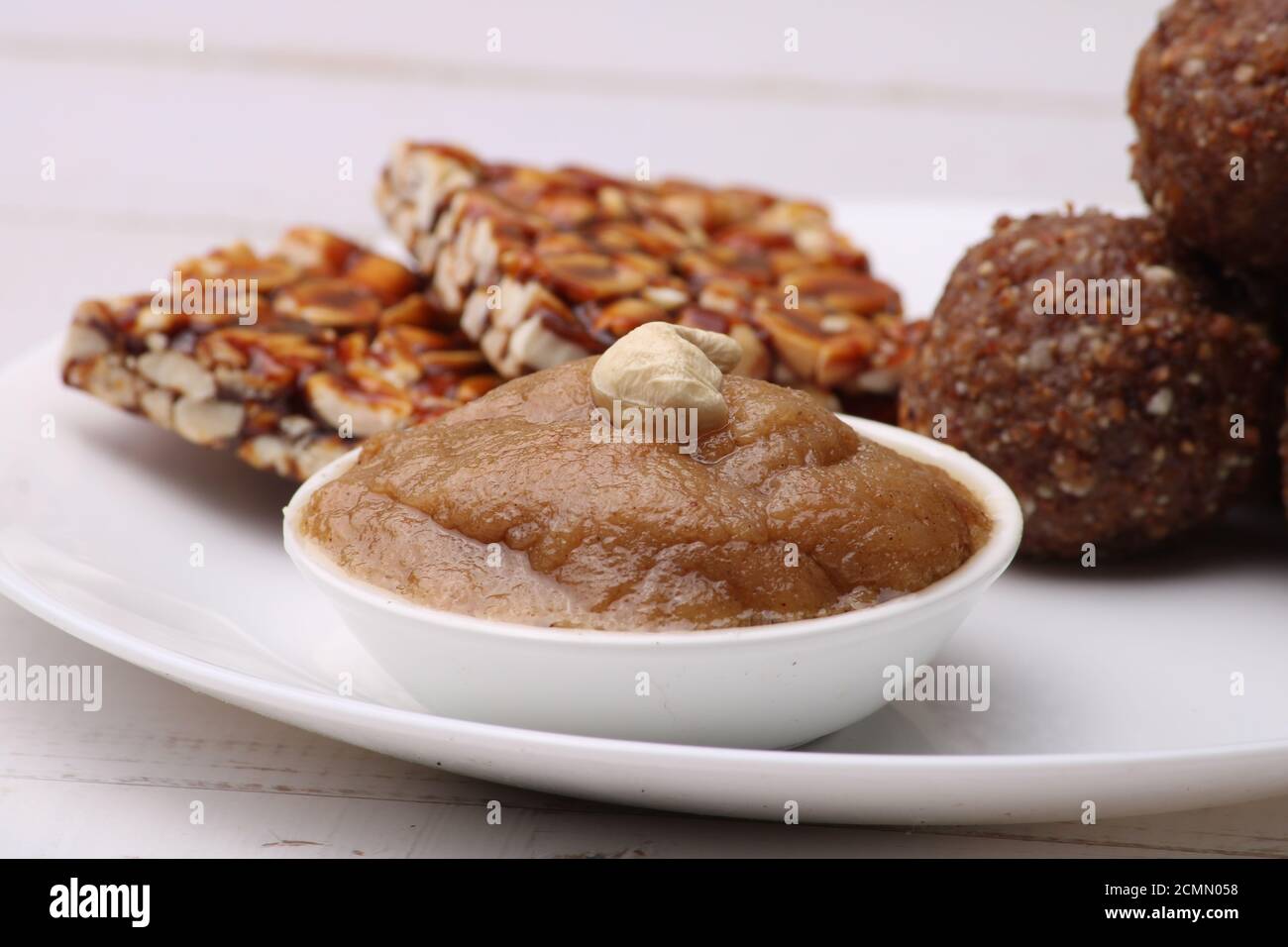 Navratri Upwas Süßigkeiten Lebensmittel-Platte Trockenobst laddu, Erdnuss Chikki oder Toffee und Sheera. Stockfoto