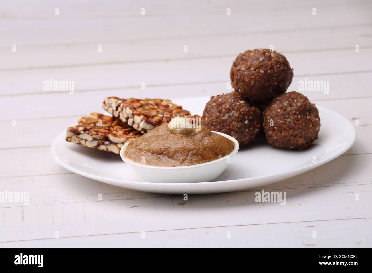 Navratri Upwas Süßigkeiten Lebensmittel-Platte Trockenobst laddu, Erdnuss Chikki oder Toffee und Sheera. Stockfoto