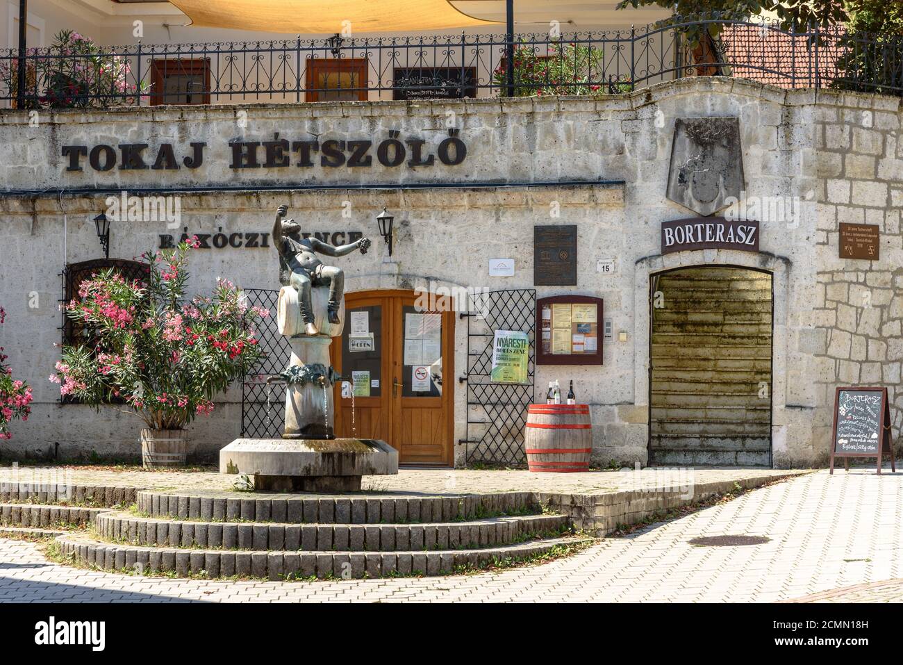 Der Bacchusbrunnen vor dem Keller von Rakoczi in Tokaj, Ungarn Stockfoto