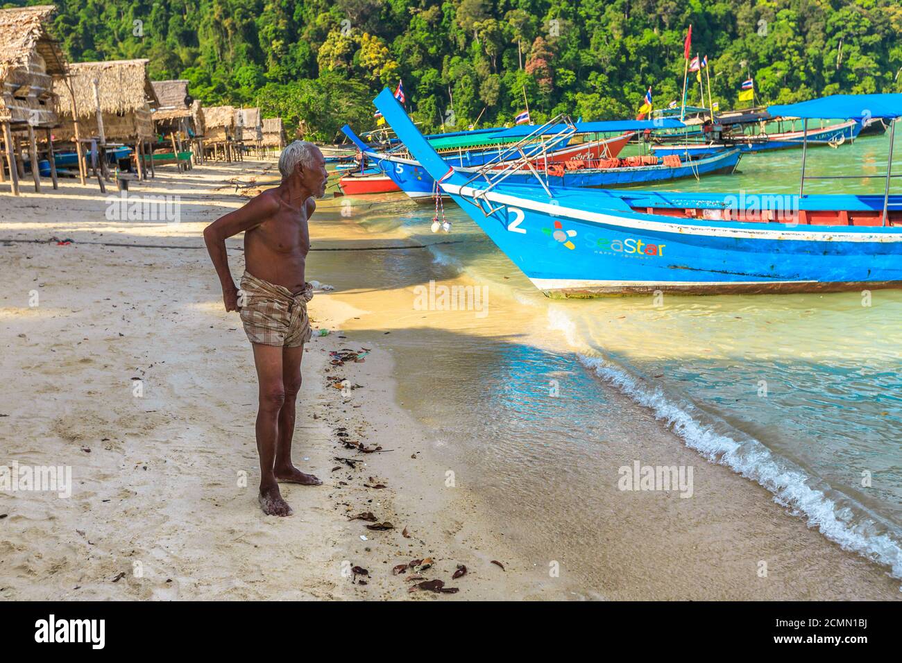 Surin Inseln, Phang Nga, Thailand - 3. Januar 2016: Sea Gypsies alter Mann am Strand im Moken Stamm Fischerdorf. Ko Surin Marine National Park Stockfoto