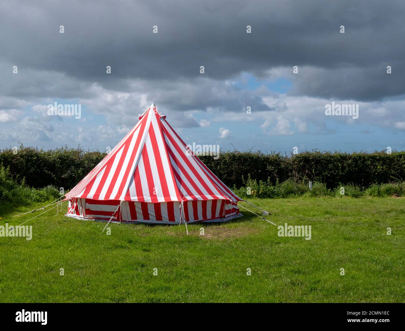 Ein bunt rot-weiß gestreiftes Zelt in einem Ein Campingplatz in Großbritannien Stockfoto