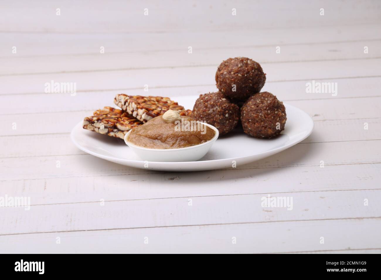 Navratri Upwas Süßigkeiten Lebensmittel-Platte Trockenobst laddu, Erdnuss Chikki oder Toffee und Sheera. Stockfoto