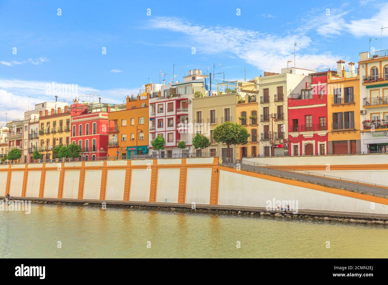 Sevilla, Andalusien, Spanien - 19. April 2016: Blick auf die berühmten bunten Häuser des Stadtteils Triana am Westufer des Guadalquivir Stockfoto