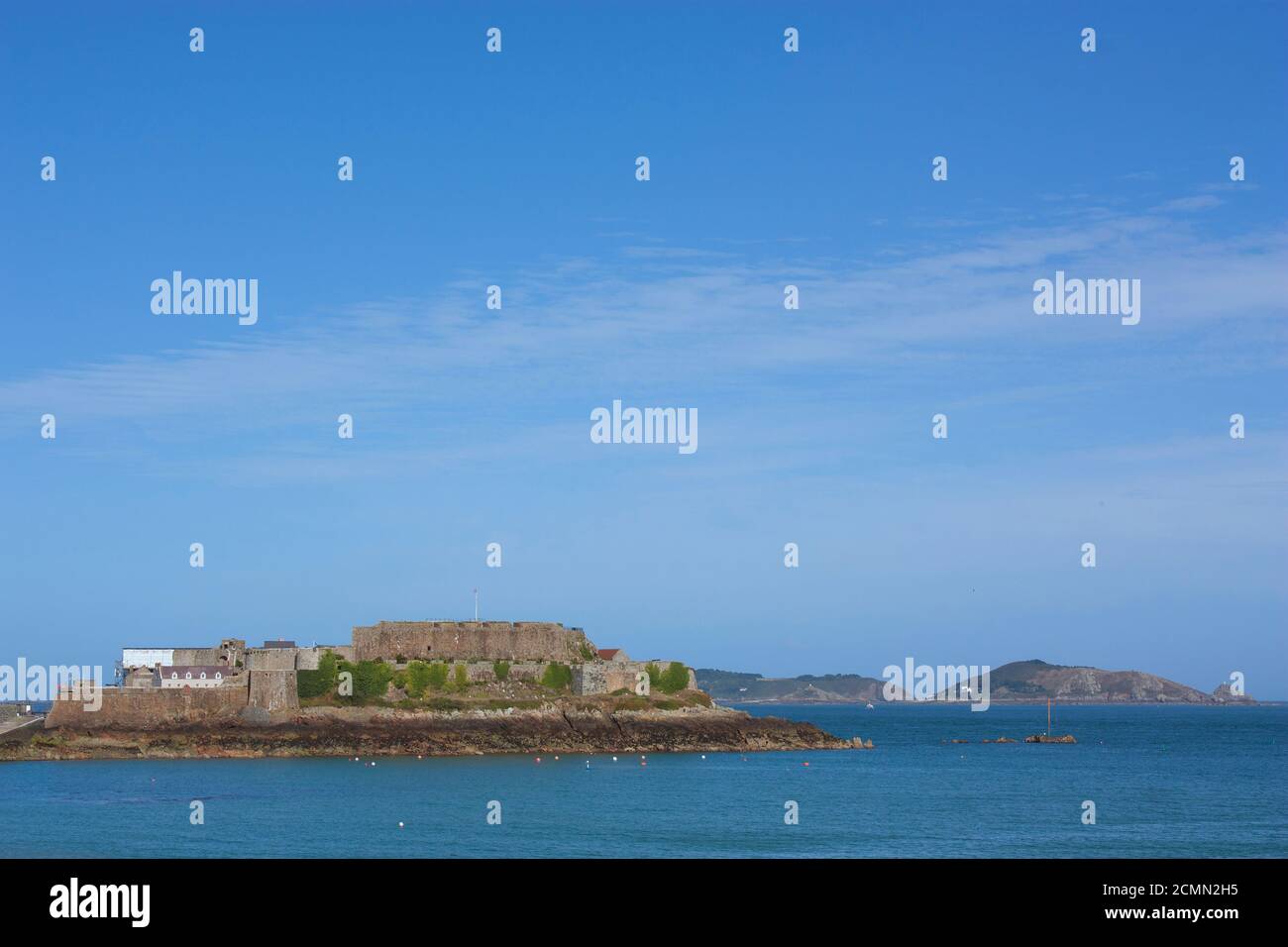 Guernsey. St. Peter Port. Schloss Cornet und entfernten Herm und Jethou Inseln. Stockfoto