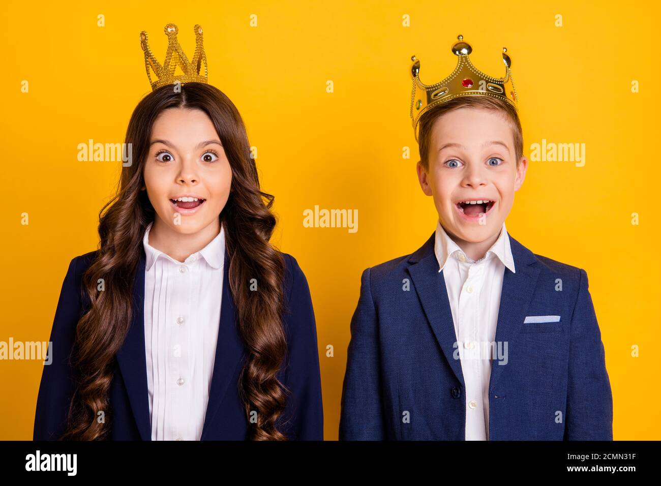 Nahaufnahme Porträt von ihr sie seine er attraktiv fröhlich erstaunt Kleine kleine Kinder Königin König trägt Tiara Glück Erfolg gewinnen Reaktion isoliert über Stockfoto