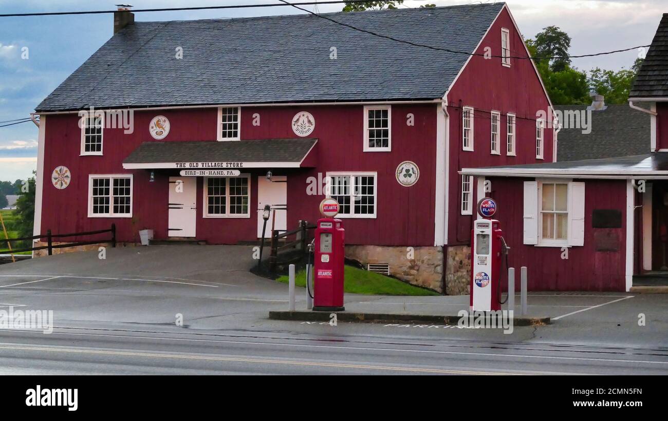 Amish alten Dorfladen am späten Nachmittag. Hochwertige Fotos. Mit antiken Gaspumpen Stockfoto