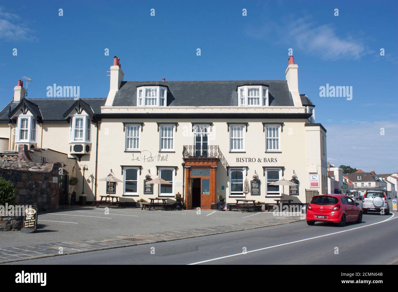 Kanalinseln. Guernsey. St. Peter Port. La Piette Hotel auf St George's Esplanade mit Autos. Stockfoto