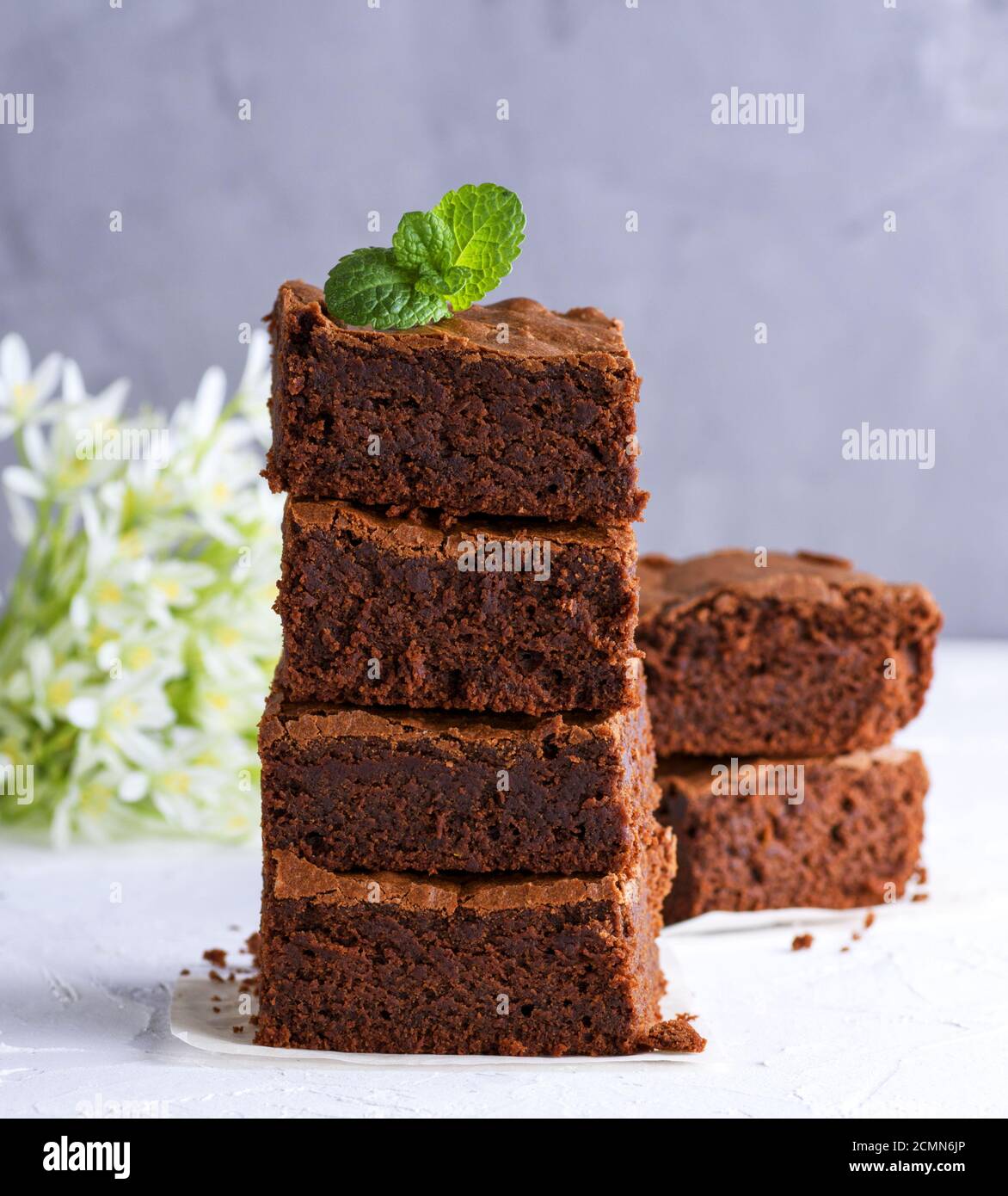 Ein Haufen von quadratischen Scheiben gebackene Brownie pie Stockfoto