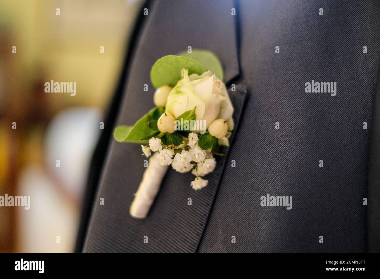 Rosenblüte im Boutonniere des Bräutigam Anzug für die Hochzeit. Hochwertige Fotos Stockfoto
