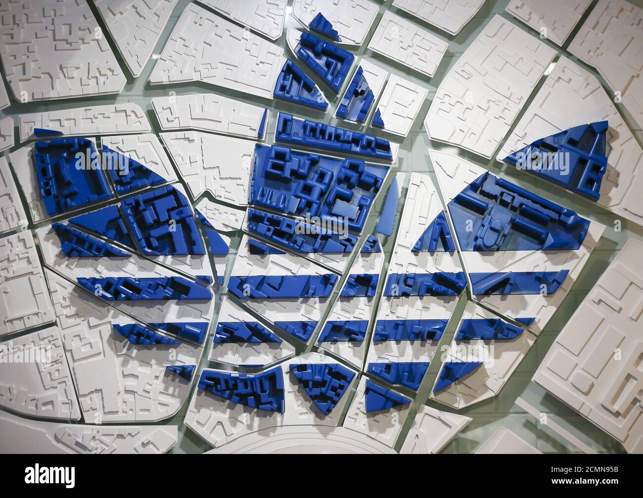 Das Adidas-Logo auf einem 3D-Stadtplan ist am 20. Januar 2016 im  Flagship-Store in Berlin abgebildet. Eine Kombination aus neuen und  Retro-Sneaker-Styles wird das Wachstum im Adidas-Modegeschäft weiter  vorantreiben und dazu beitragen, auch