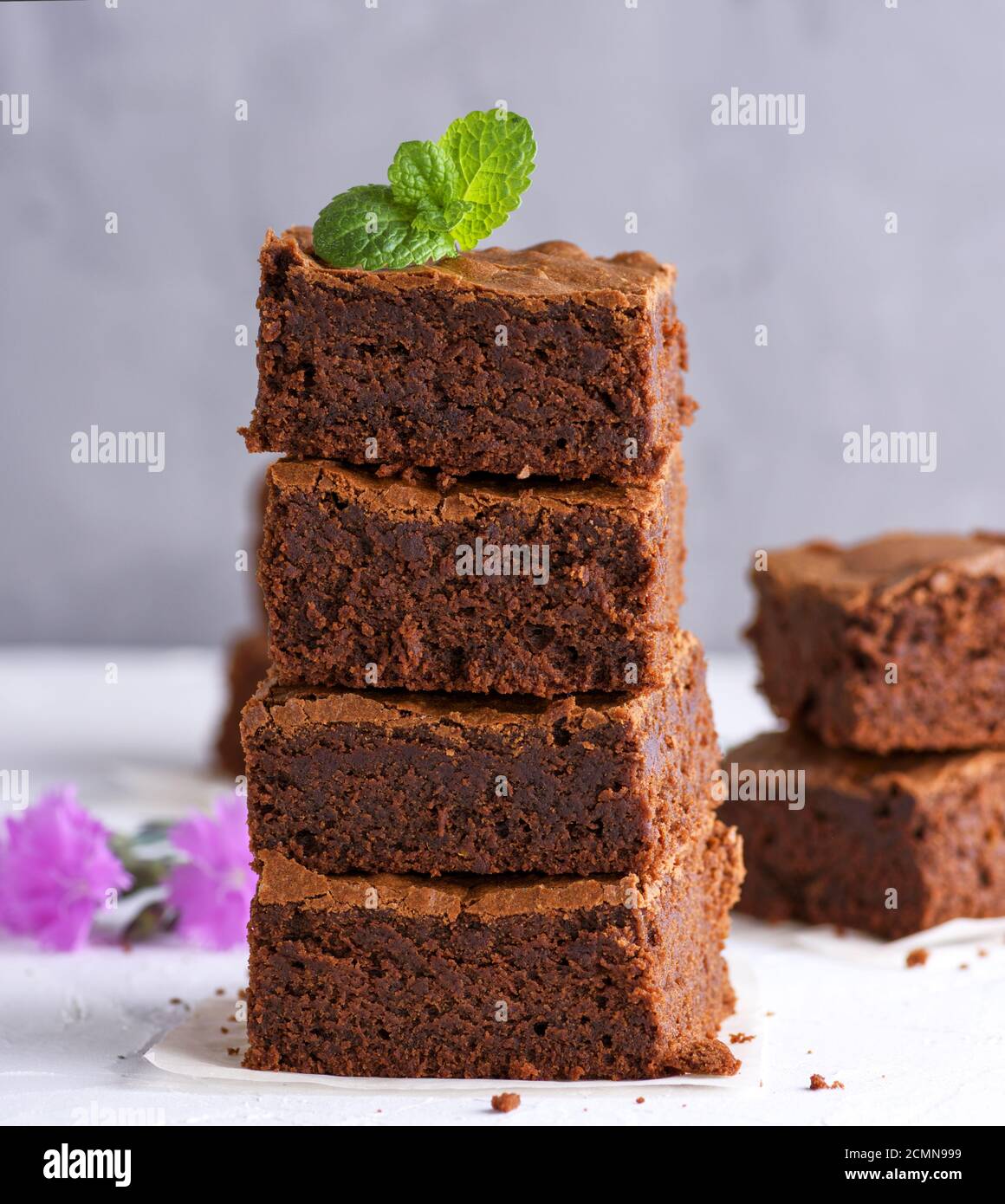 Stapel der quadratische Scheiben gebackene Brownie pie Stockfoto