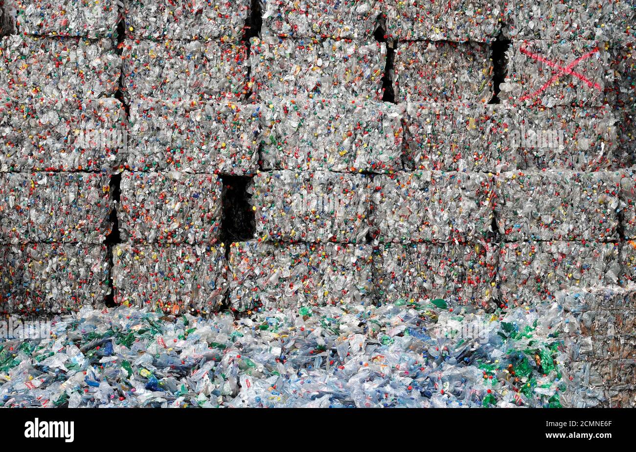 Bei der Firma Poly Recycling AG in Bilten, Schweiz, werden am 3. April 2019  Bündel von gepressten Flaschen aus PET (Polyethylenterephthalat)-Kunststoff  gelagert. REUTERS/Arnd Wiegmann Stockfotografie - Alamy