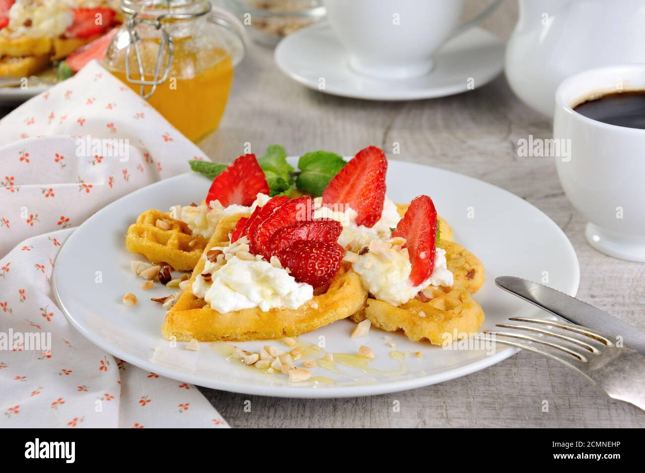 Delikate, köstliche belgische Waffeln mit Schlagsahne, Erdbeeren, aromatisiert mit p Stockfoto
