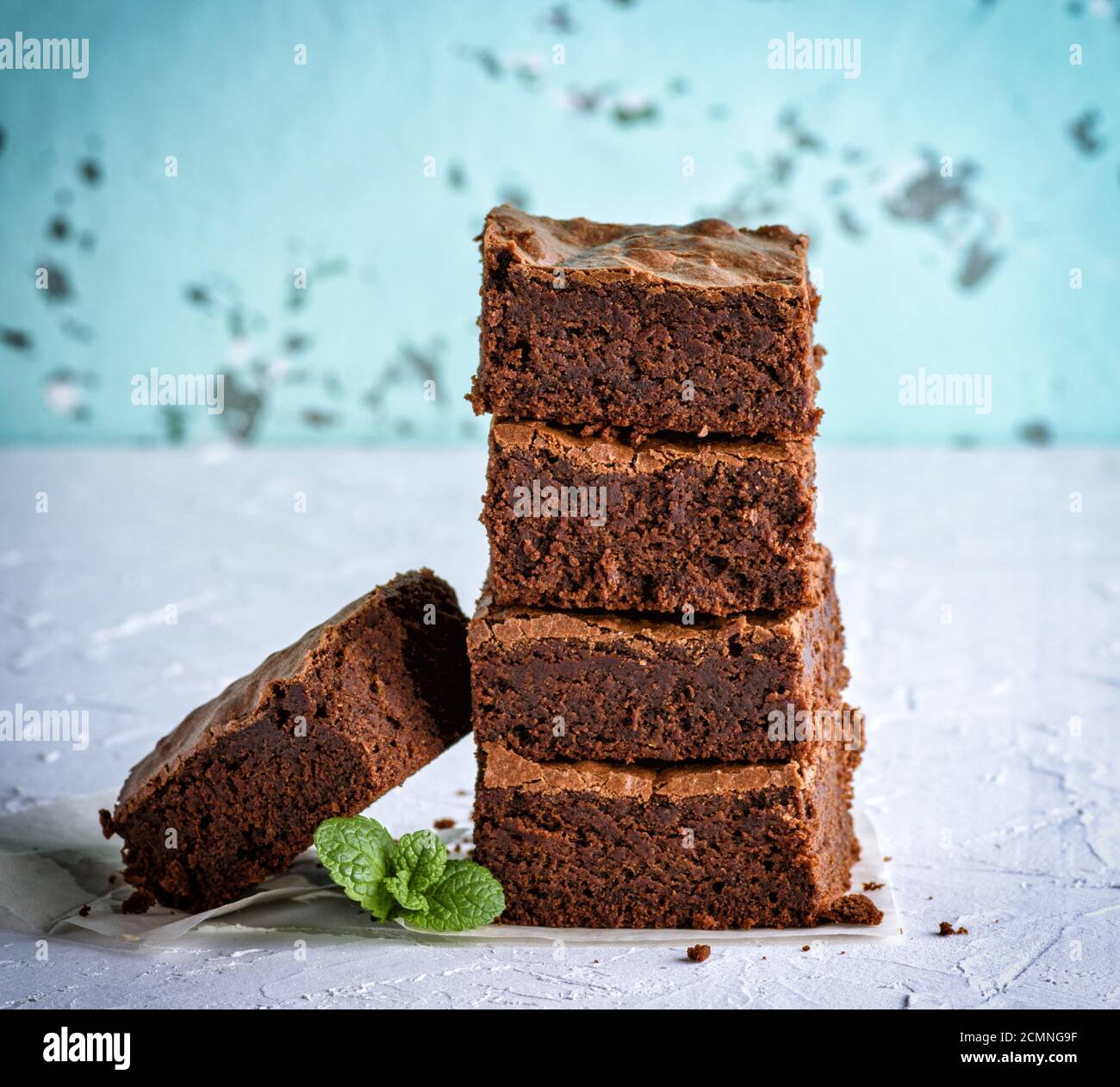 Stapel der quadratische Scheiben gebackene Brownie pie Stockfoto