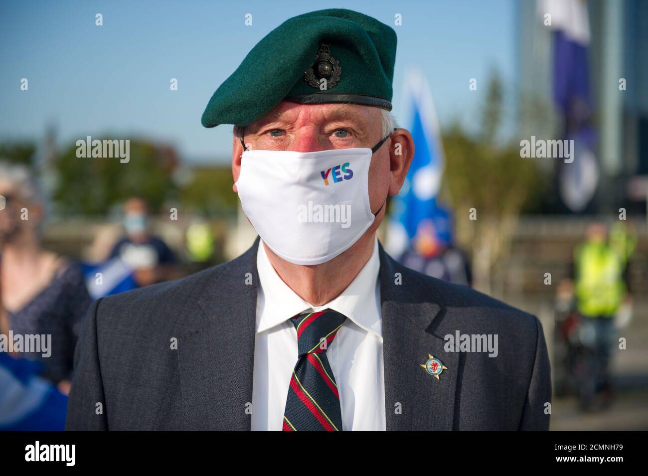 Glasgow, Schottland, Großbritannien. September 2020. Im Bild: Die Pro-Unabhängigkeitsgruppe All Under One Banner (AUOB) haben eine sozial distanzierte Kundgebung außerhalb des BBC Scotland HQ abgehalten. Die Aktivisten planten ursprünglich eine Demonstration am George Square, verlegten die Kundgebung jedoch nach der Entscheidung des Unternehmens, keine täglichen Covid-Briefings von Nicola Sturgeon mehr zu zeigen, außerhalb des Gebäudes der BBC in Pacific Quay. BBC Scotland hat seitdem gesagt, dass sie Nicola Sturgeons Covid-Briefings nächste Woche weiter senden werden. Quelle: Colin Fisher/Alamy Live News Stockfoto