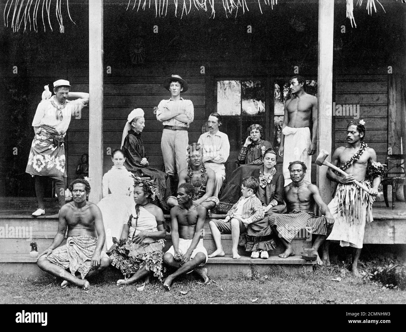 Robert Louis Stevenson (1850-1894). Gruppenfoto des schottischen Schriftstellers Robert Louis Stevenson (sitzende Mitte) mit seiner Familie und Freunden in Vailima, Samoa, ca. 1890-94 Stockfoto