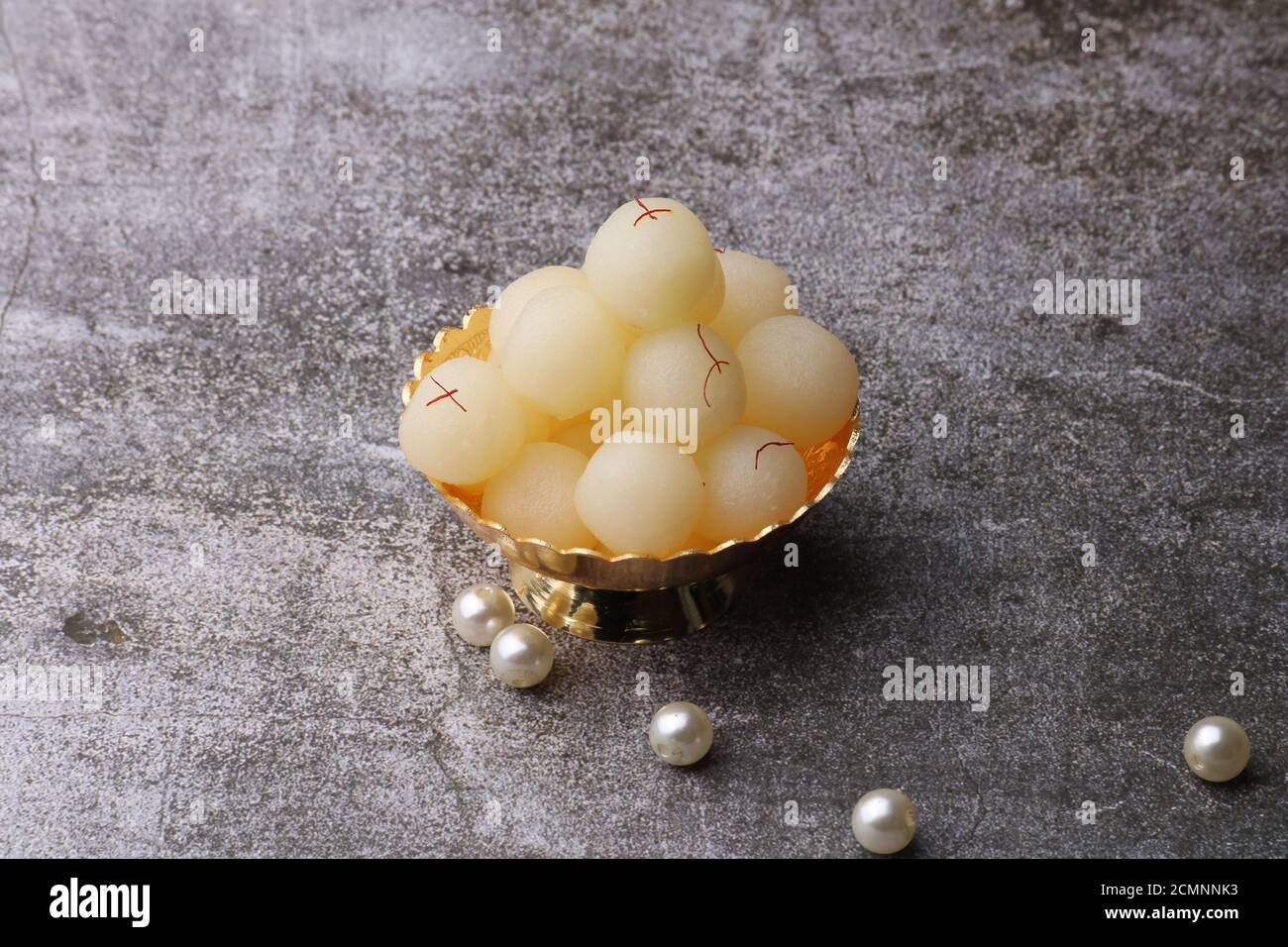 Indian Sweet Rasgulla auch bekannt als Rosogolla, Roshogolla, Rasagola, RasGulla, Anguri Rasgulla oder Angoori Rasgulla ist ein sirupartig Dessert beliebt in Indien Stockfoto