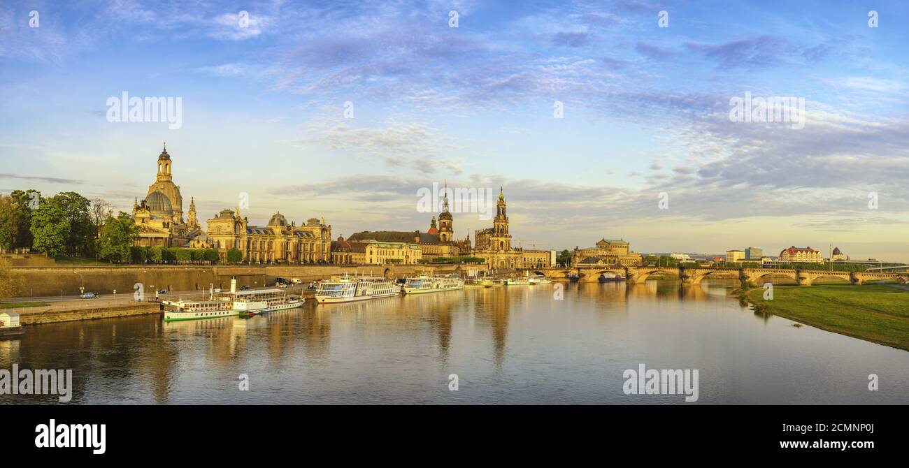 Dresden City Skyline Panorama an der Elbe mit Dresden Kathedrale, Dresden Deutschland Stockfoto