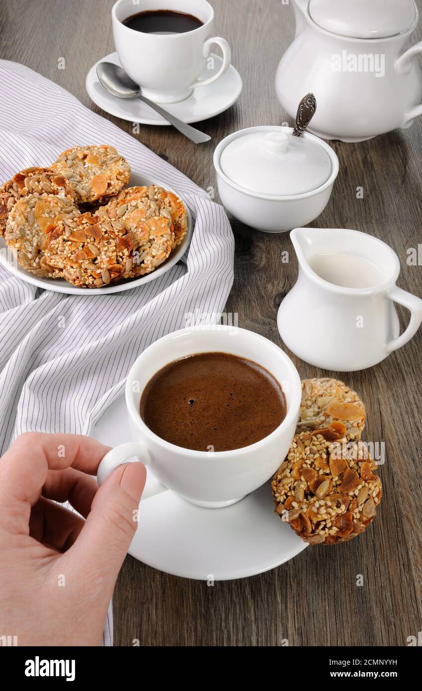 Eine Tasse Kaffee mit glutenfreien Cookies von Getreide auf dem Couchtisch. Es ist an der Zeit, einen Happen Stockfoto