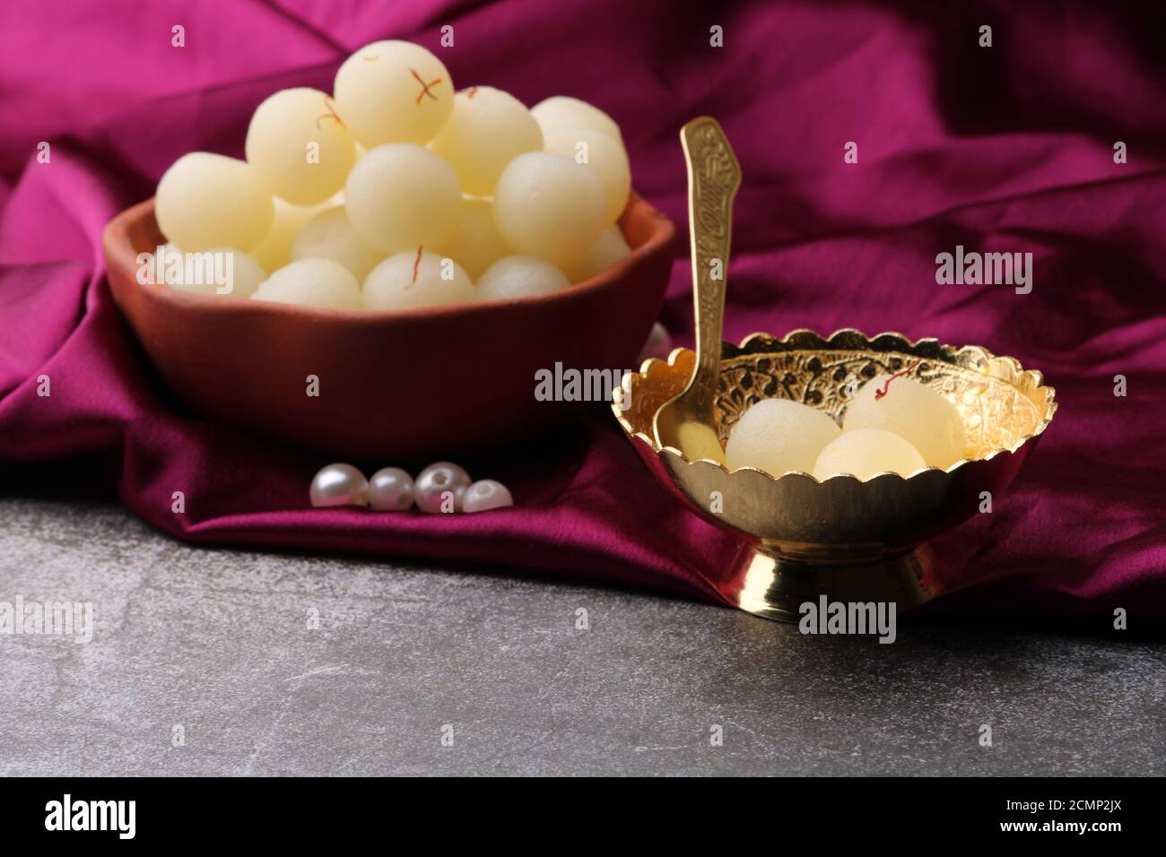 Indian Sweet Rasgulla auch bekannt als Rosogolla, Roshogolla, Rasagola, RasGulla, Anguri Rasgulla oder Angoori Rasgulla ist ein sirupartig Dessert beliebt in Indien Stockfoto