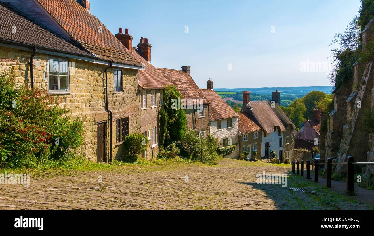 Gold Hill ist eine steile gepflasterte Straße in der Stadt Shaftesbury in der englischen Grafschaft Dorset. Stockfoto