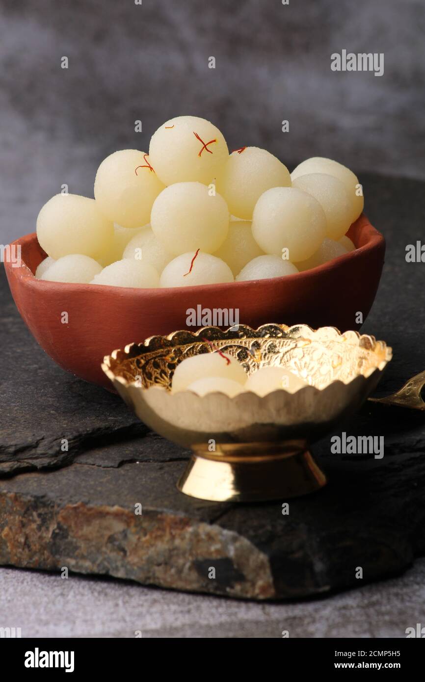 Indian Sweet Rasgulla auch bekannt als Rosogolla, Roshogolla, Rasagola, RasGulla, Anguri Rasgulla oder Angoori Rasgulla ist ein sirupartig Dessert beliebt in Indien Stockfoto