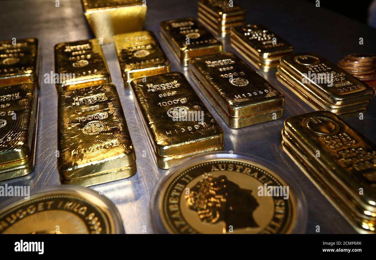 Goldbarren und -Münzen werden im Tresorraum des Goldhauses Pro Aurum in  München, 14. August 2019, gestapelt. REUTERS/Michael Dalder Stockfotografie  - Alamy
