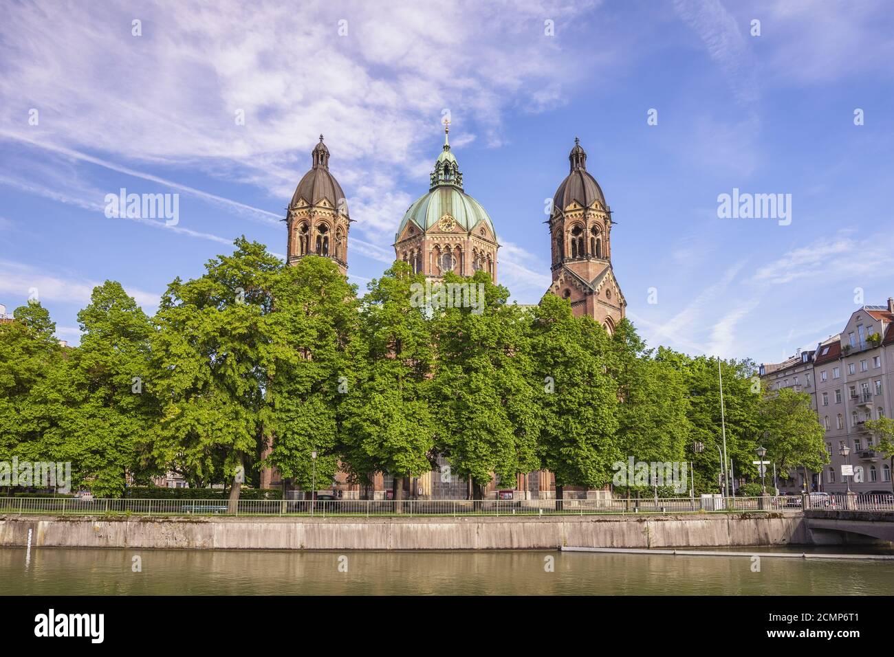 München Deutschland, City Skyline bei St. Lukas Kirche und Isar Stockfoto
