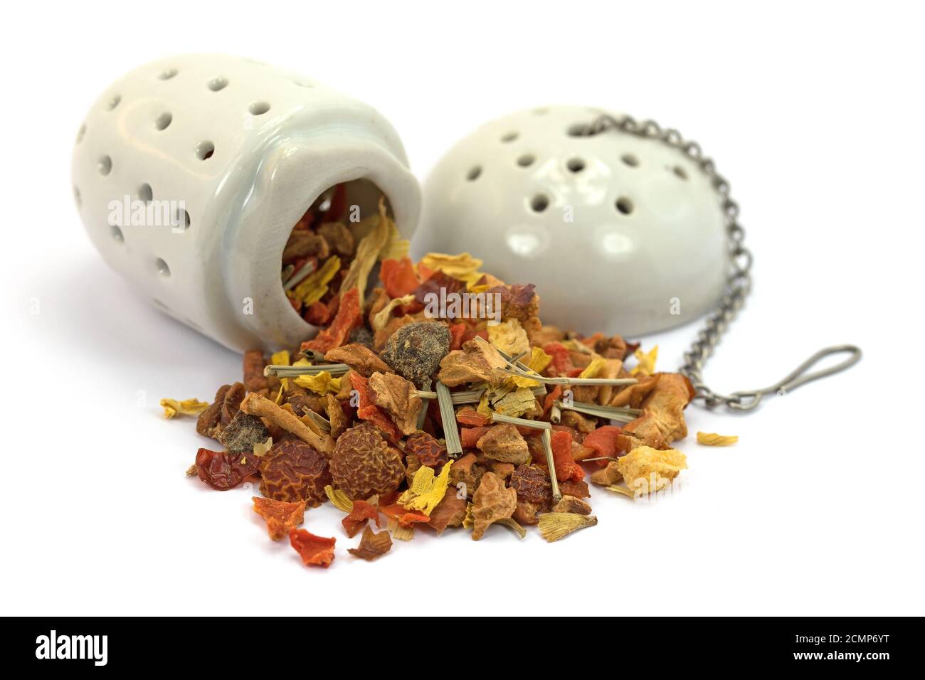 Teesieb mit Früchtetee auf weißem Hintergrund Stockfoto