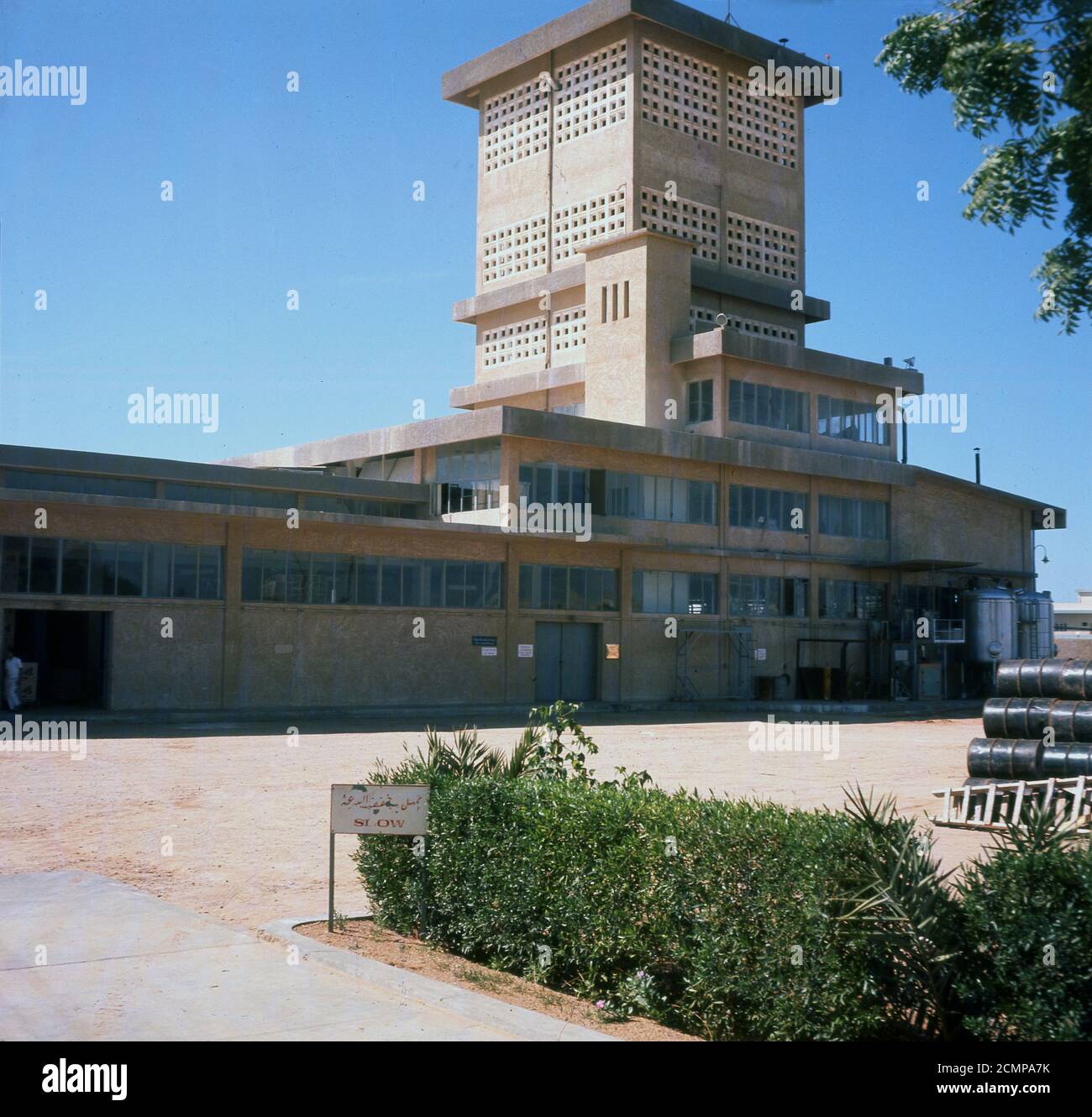 1960, historische Fassade einer neuen Waschmittelfabrik, Jeddah, Saudi-Arabien. Zu dieser Zeit sah das Land den Bau von vielen neuen Fabriken und Industrieanlagen, die die "petrochemische" Industrie werden würde. Stockfoto